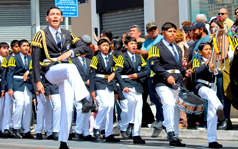 Desfile por los 128 a&ntilde;os de vida educativa en Iquique
